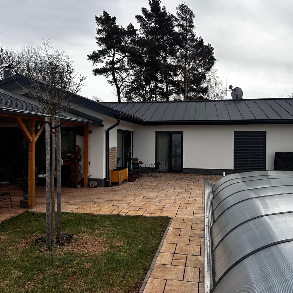 Bungalov s pergolou a bazénem