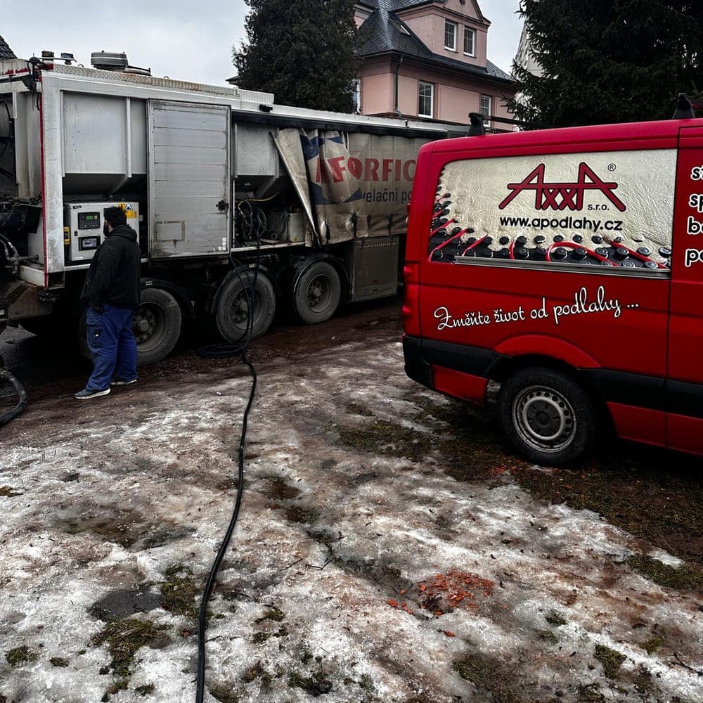 Vykládka materiálu na stavbě