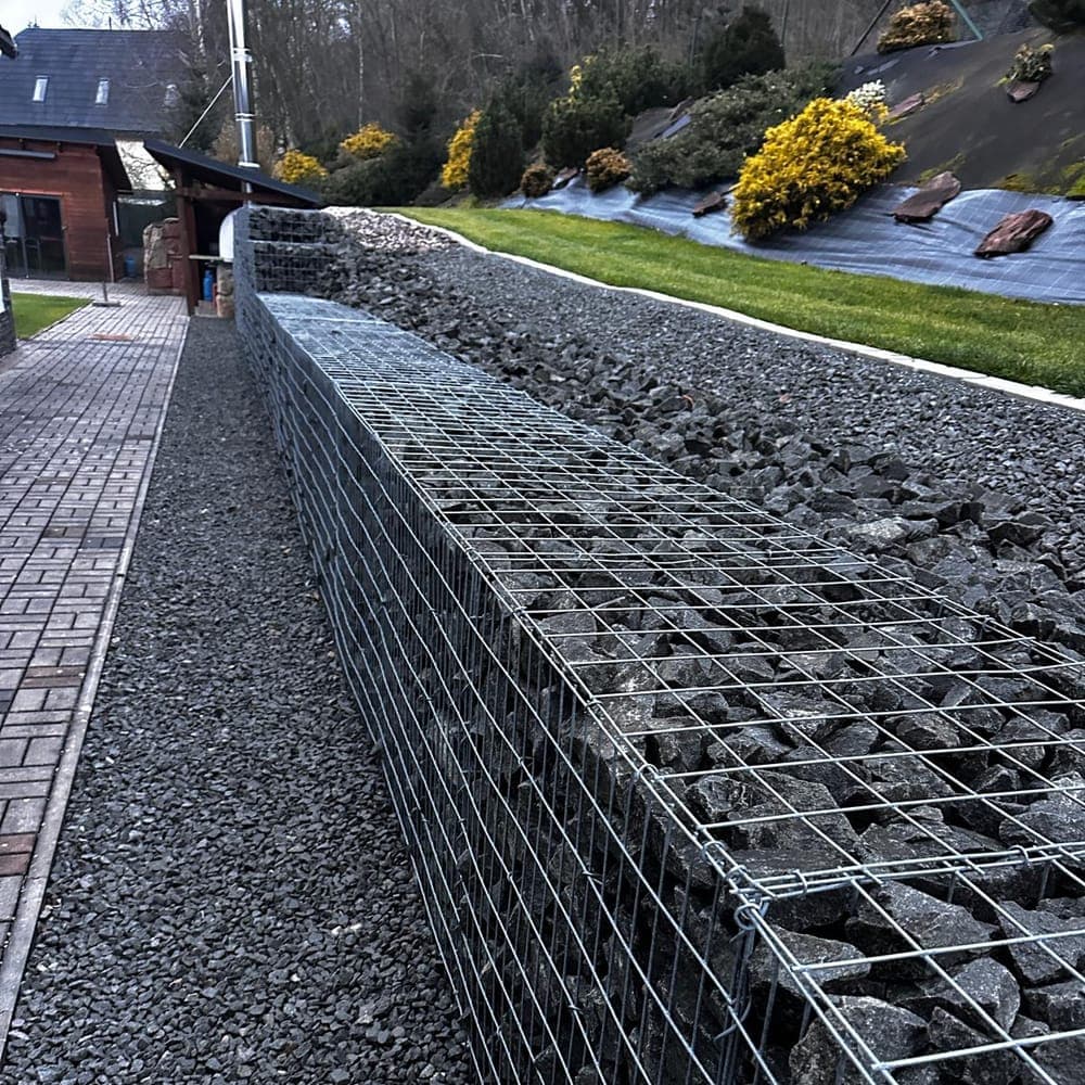 Gabion v zahradě